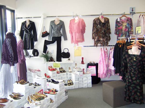 LADIES FASHIONS & ACCESSORIES Picture 1