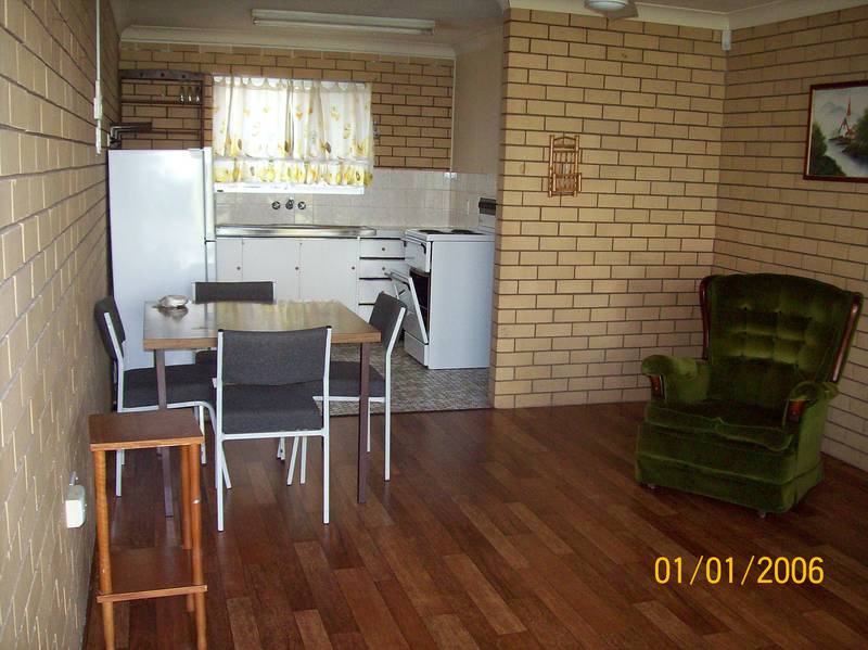 IPSWICH - FURNISHED UNIT Picture 3