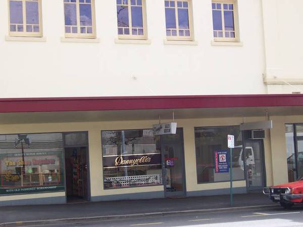 GREAT IPSWICH CBD LOCATION Picture 2