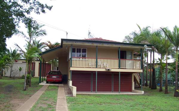 PRACTICAL HOME WITH MODERN FEATURES Picture 1