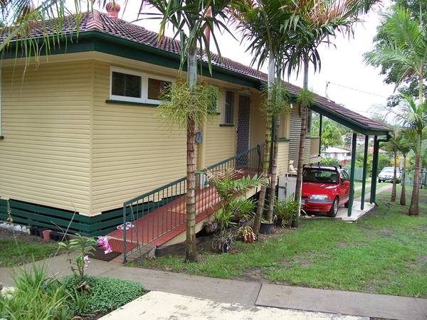 PRACTICAL HOME WITH MODERN FEATURES Picture 2