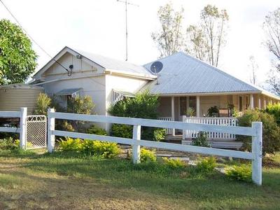 RURAL PROPERTY & BUSINESS ONLY 30 MINS FROM IPSWICH CBD Picture