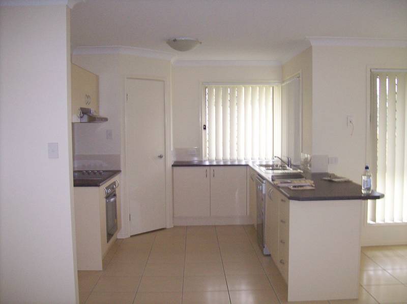 EXECUTIVE HOME IN FLINDERS VIEW Picture 2
