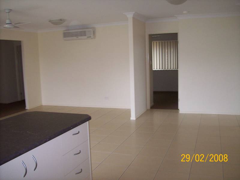 EXECUTIVE HOME IN FLINDERS VIEW Picture 3