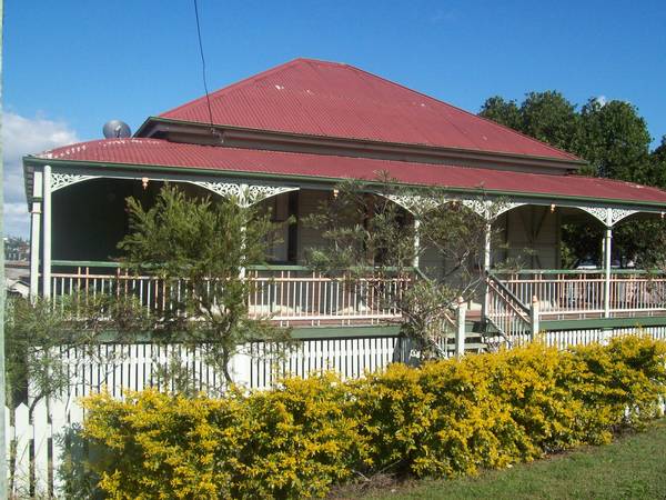 CLASSIC
QUEENSLANDER WITH 2 STREET ACCESS Picture 1