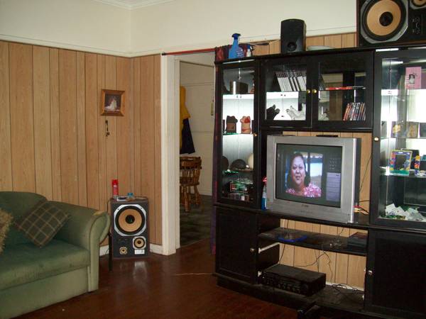 RENOVATOR WITH MAIN ROAD FRONTAGE Picture 2