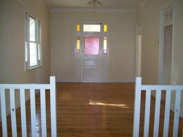 COLONIAL HOME - EXCELLENT LOCATION Picture 3