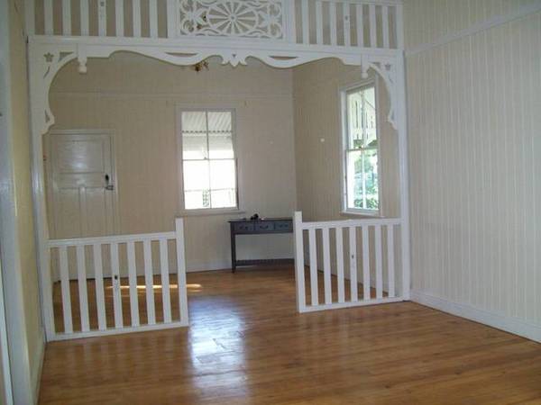 COLONIAL HOME - EXCELLENT LOCATION Picture 2