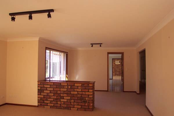 Lowset with a pool Picture 3