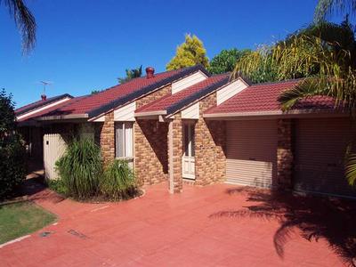 Lowset with a pool Picture Lowset with a pool Picture