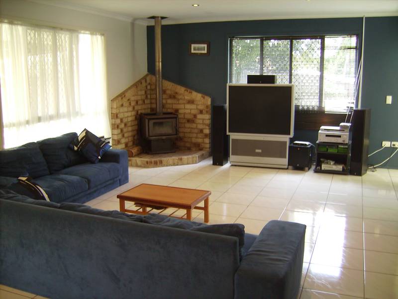 LARGE FAMILY HOME ON OVER A 1/4 OF AN ACRE! Picture 3