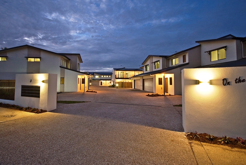 LOCATED IN THE HEART OF ALBANY CREEK Picture 1