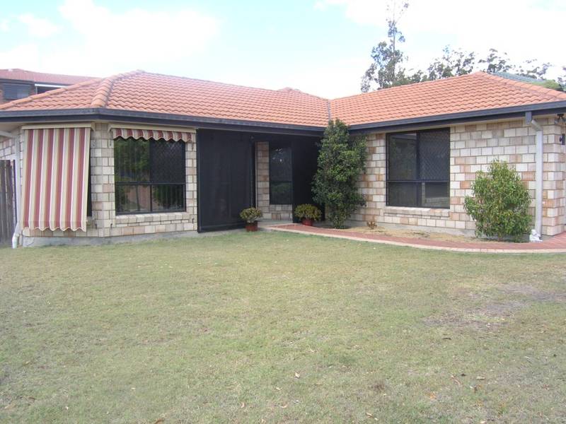 Spacious with Huge Flat Yard in a Quiet Street Picture 2