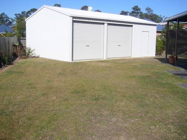 MASSIVE PRICE REDUCTION, 1/3 ACRE
& LEVEL YARD!! Picture 3