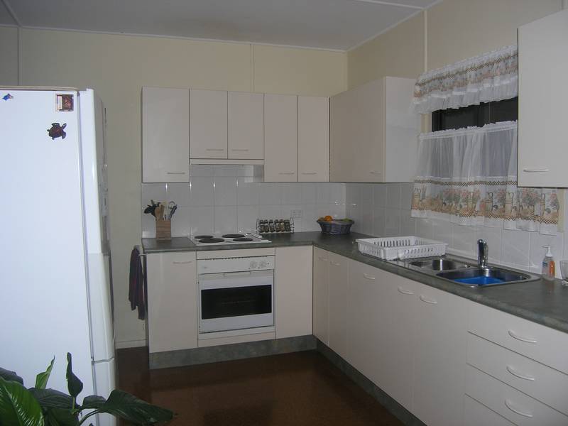 TAKE A REAL CLOSE LOOK AT THIS ONE.............. Picture 2