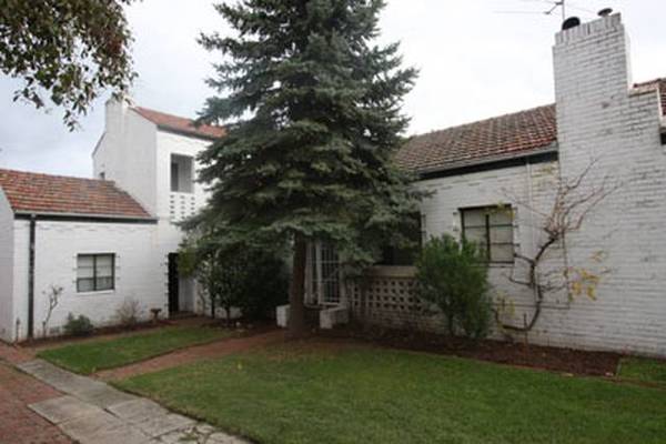 Single level 1920s Villa... close to Church St. Picture 1