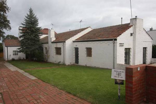 Single level 1920s Villa... close to Church St. Picture 3