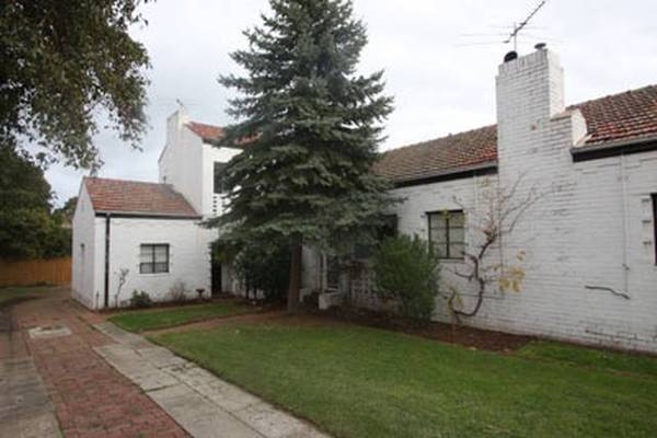 Single level 1920s Villa... close to Church St. Picture 2