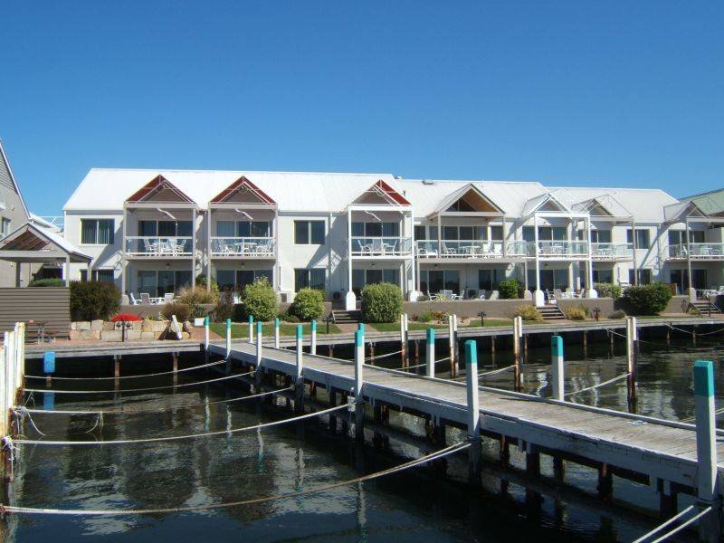 MOORINGS WATERFRONT APARTMENT AT METUNG Picture 1