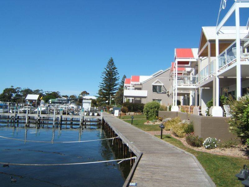 MOORINGS WATERFRONT APARTMENT AT METUNG Picture 2