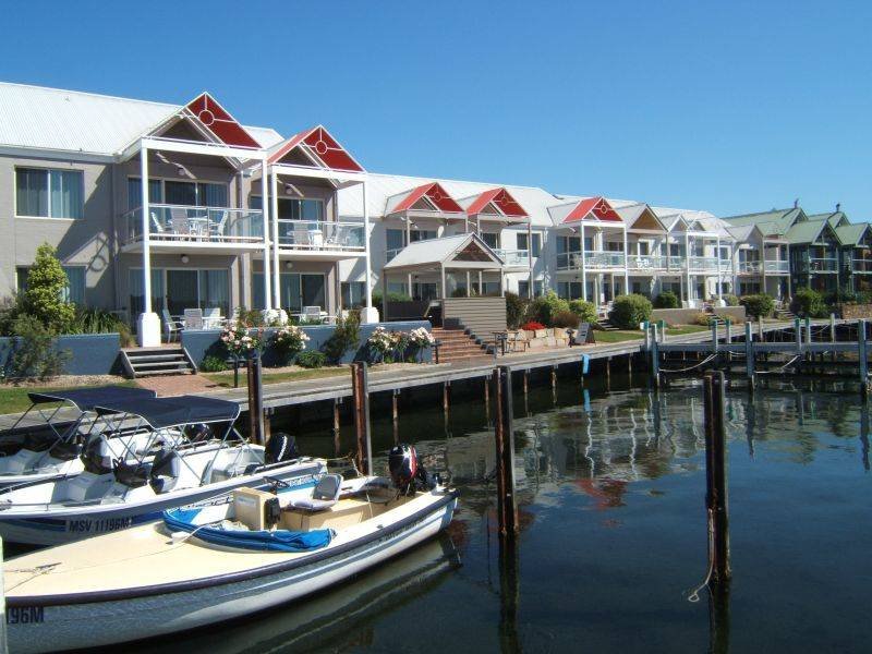 MOORINGS WATERFRONT APARTMENT AT METUNG Picture 3