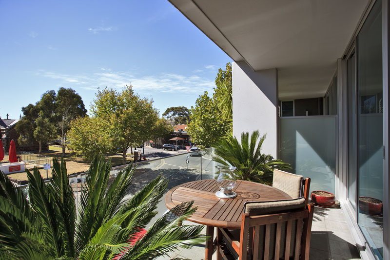 STYLISH APARTMENT...CLOSE TO IT ALL! Picture 3