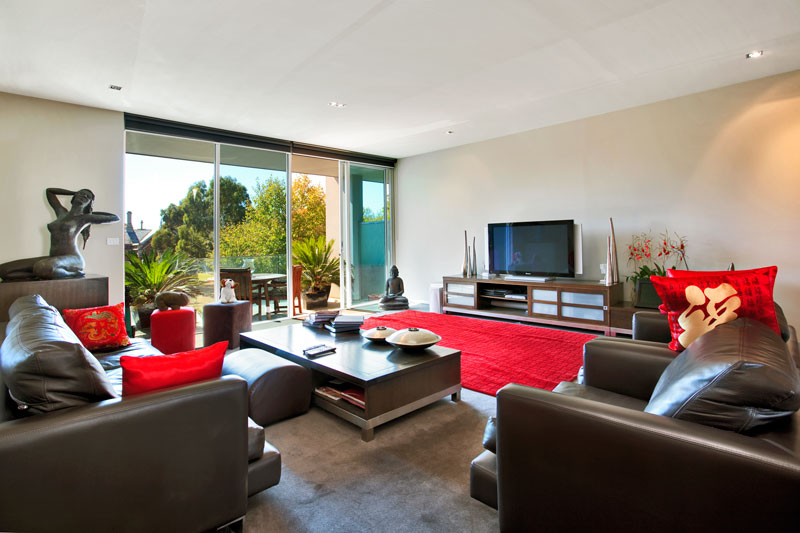 STYLISH APARTMENT...CLOSE TO IT ALL! Picture 2