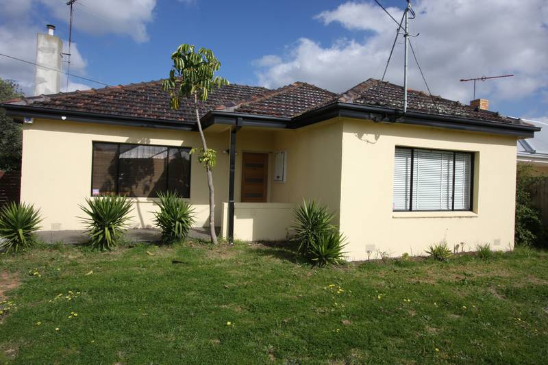 RECENTLY REFURBISHED FAMILY HOME Picture 3