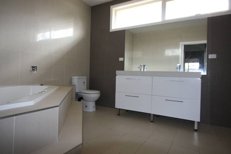 RECENTLY REFURBISHED FAMILY HOME Picture 2