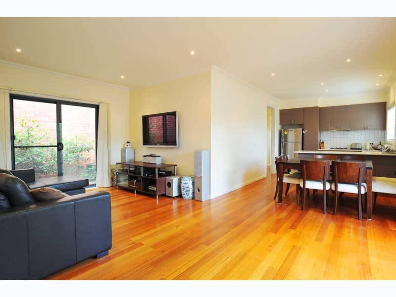 Stylish Single Level Townhouse Picture 2