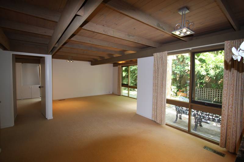 COME HOME TO AN OASIS ! Picture 3