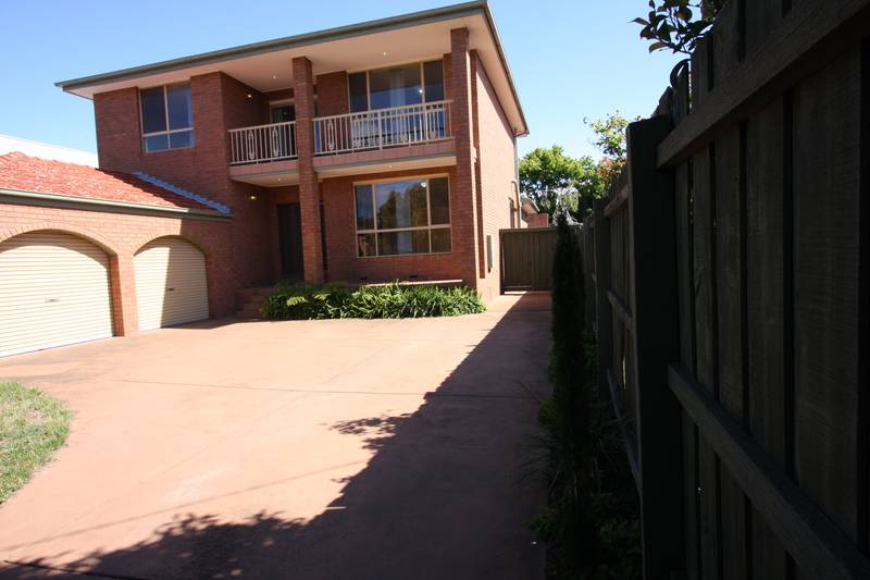 FABULOUS
5 BEDROOM FAMILY HOME! Picture 1