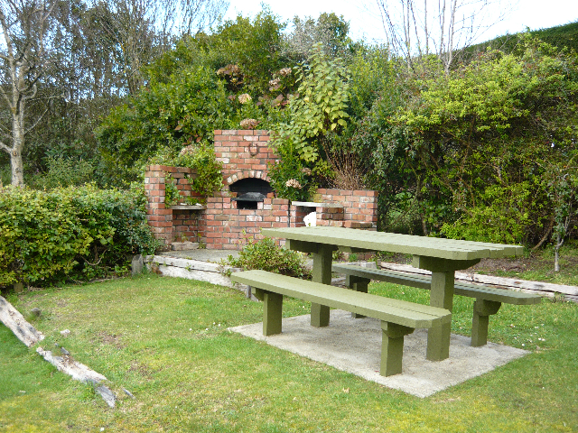 Private Setting & Great Views $280pw Picture 2