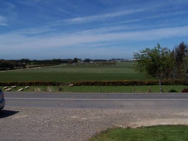 RURAL OUTLOOK 10 MINS FROM TOWN Picture 3