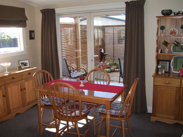 STYLE, SUN & SPACE IN WINDSOR Picture 3