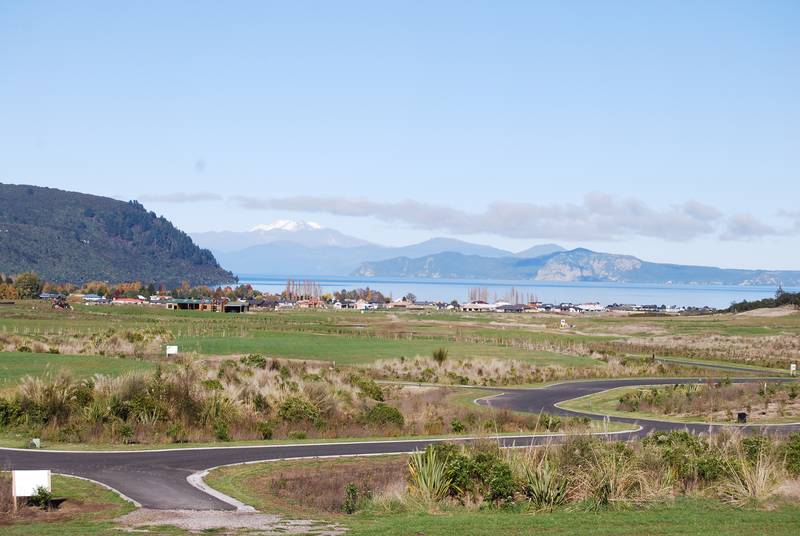 KINLOCH - LAKE TAUPO Picture 1