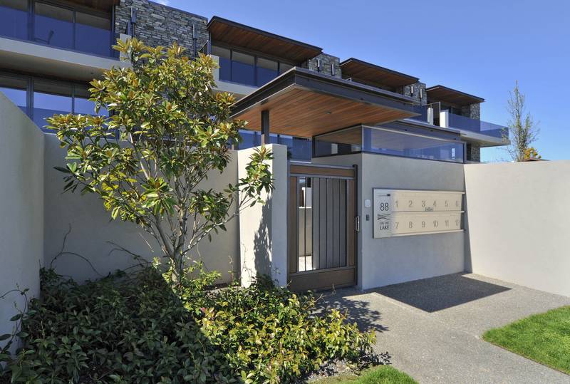 88 On the Lake - LAKE TERRACE - TAUPO Picture 3