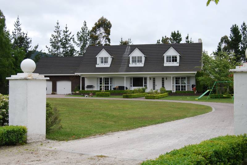 TUKAIRANGI ROAD - LAKE TAUPO. Picture 2