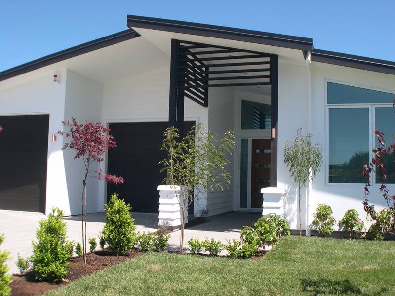 LAKESIDE - THREE MILE BAY Picture 2