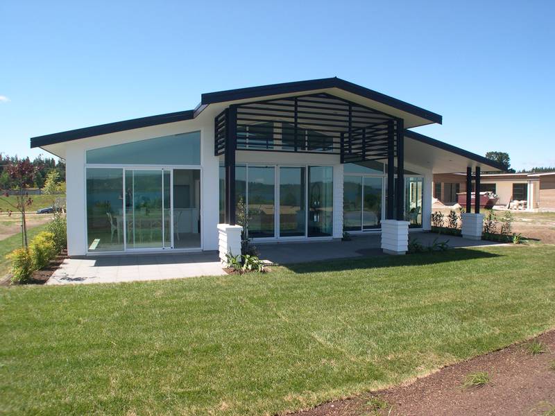 LAKESIDE - THREE MILE BAY Picture 1