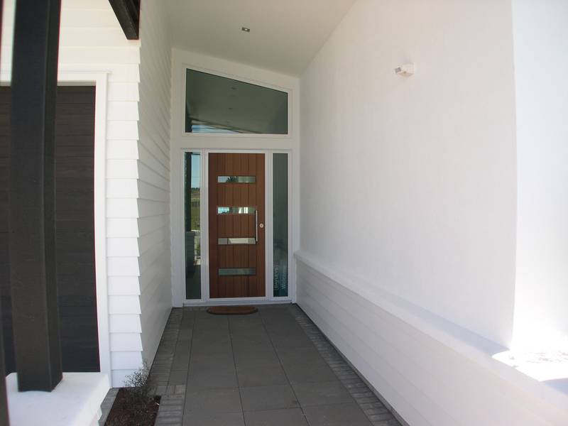 LAKESIDE - THREE MILE BAY Picture 3