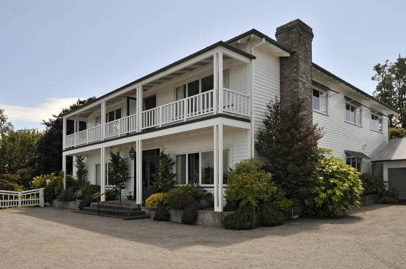 HILLTOP - LAKE TAUPO Picture 3