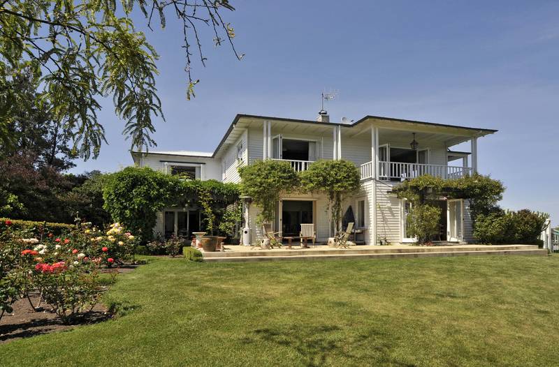 HILLTOP - LAKE TAUPO Picture 2