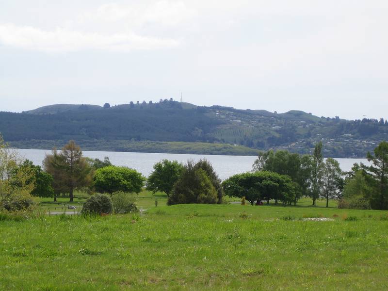 LAKESIDE - THREE MILE BAY Picture 1