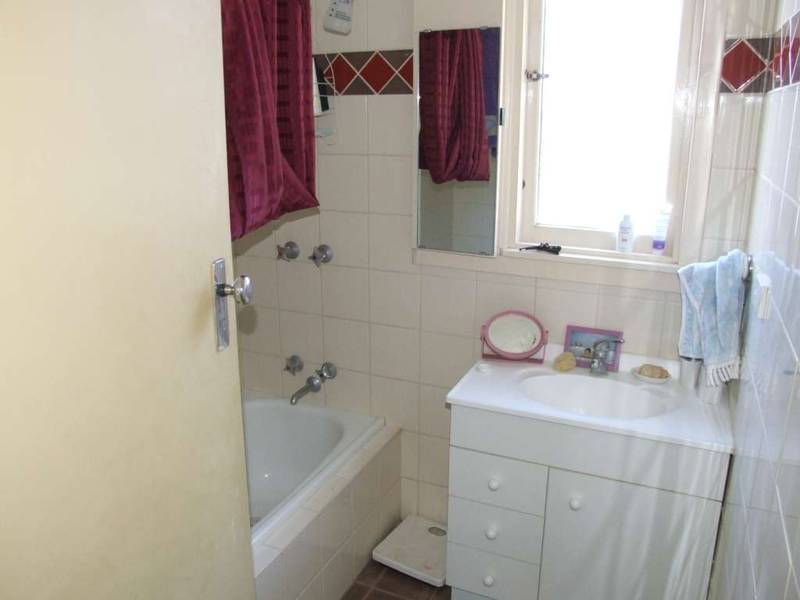 FIRST HOME BUYERS DELIGHT ! Picture 3