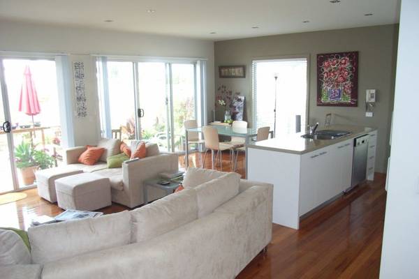 ARCHITECT DESIGNED TOWN HOUSE WITH PRIVATE JETTY BIRTH Picture 3