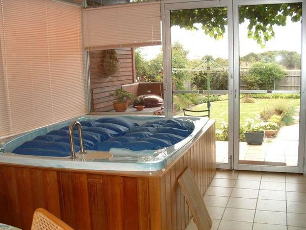 BLUE & GREEN MUST BE SEEN Picture 2