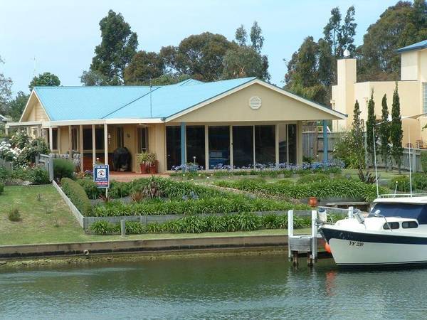 LIGHT, BRIGHT, WATERFRONT. Picture 1