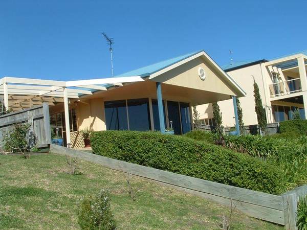 LIGHT, BRIGHT, WATERFRONT. Picture 2