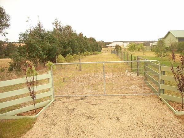 ONE ACRE WITH NORTHERLY ASPECT Picture 1